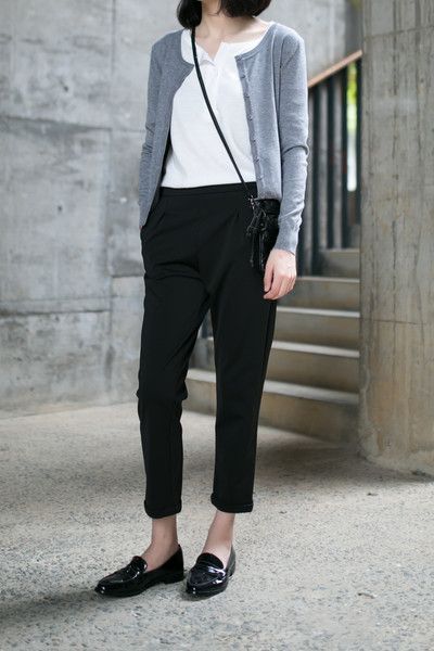 Shop this look on Lookastic:  https://lookastic.com/women/looks/cardigan-henley-shirt-tapered-pants-loafers-crossbody-bag/12360  — White Henley Shirt  — Grey Cardigan  — Black Leather Crossbody Bag  — Black Tapered Pants  — Black Leather Loafers Minimalisticky Chic, Minimal Stil, How To Wear Loafers, Minimalist Moda, Cardigan Outfit, Paris Mode, Simple Fashion, Casual Work Outfits, Fashion Black