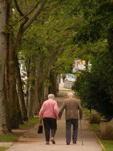 Old Couple In Love, Old People Love, Cute Old Couples, Older Couple, Growing Old Together, رعب نفسي, Old Couples, Grow Old, Old Love