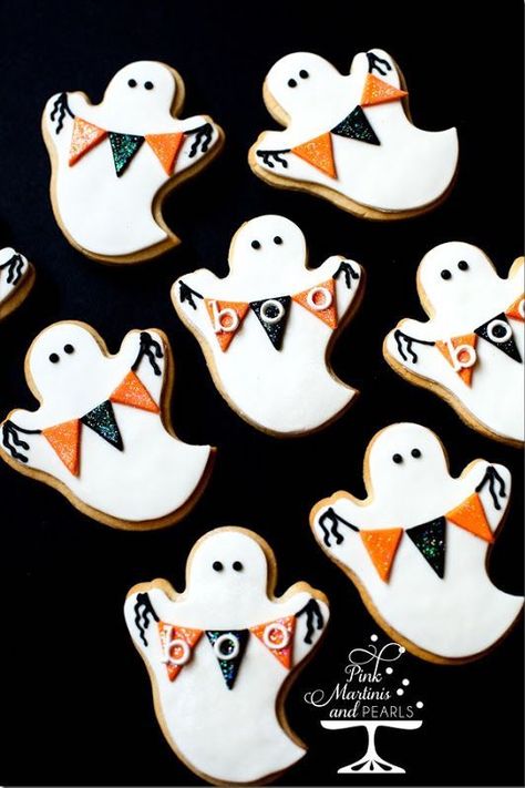 Decorated Ghost Cookies With Fondant Halloween Glamour, Cookies With Fondant, Biscuits Halloween, Halloween Sugar Cookies Decorated, Dessert Halloween, Postres Halloween, Cookies Cupcake, Halloween Cookie Recipes, Halloween Cookies Decorated