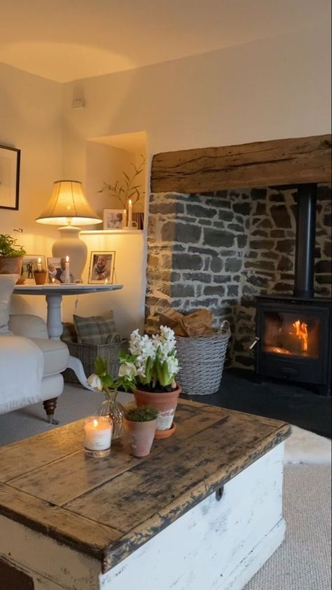 Cosy Cottage Living Room, Small Rustic House, Cottage Lounge, Cottage House Interior, Country Style Living Room, Country Cottage Interiors, Snug Room, Country House Interior, Casa Country