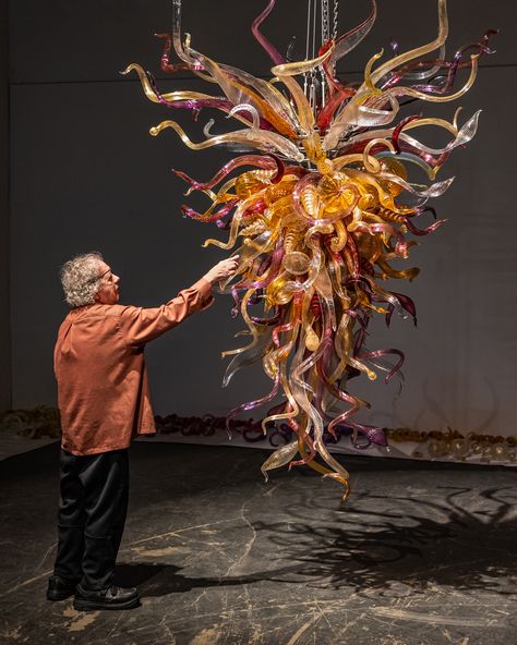 “To this day, I have never gotten over the excitement of molten glass…the process is so wonderfully simple, yet so mystifying.”—#Chihuly   Chihuly reviewing “Iris Gold and Garnet Chandelier” at Chihuly Studio in Seattle (2022), now on view at Biltmore Estate.  © Chihuly Studio  ____________________ #DaleChihuly #ChihulyGlass #Glass #GlassArt #Glassblowing #Art #FineArt #Chandelier #ChihulyChandelier #Iris #Garnet #Studio #Gold #Biltmore #BehindTheScenes Chihuly Chandelier, Brooklyn Botanical Garden, Hide Video, Transparent Art, Seattle Art, Dale Chihuly, Biltmore Estate, Blown Glass Art, Show Video