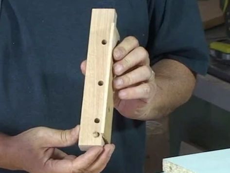 Diy Dowel Jig, Woodworking Jigs Homemade, Drill Jig, Dowel Jig, Diy Handyman, Drill Guide, Workshop Plans, Diy Workbench, Tool Sheds