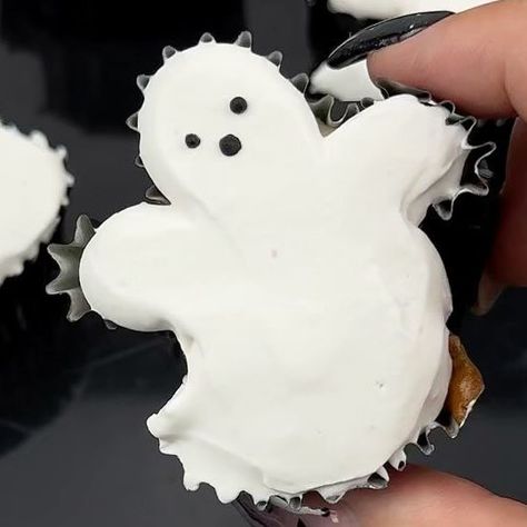 Maria Gomez on Instagram: "Dead over these @marthawhite boo-berry cheesecake ghosties with scream cheese frosting 👻 To make these: Prepare @marthawhite blueberry cheesecake muffin mix. Fill cupcake liners with muffin mix about half way. Don’t overfill. Roll 4 small balls of foil. Make a ghost shape with cupcake liner and place foil balls to keep the shape in place. Bake for 10-12 minutes. Allow to cool. Frost with cream cheese frosting. Add eyes and mouth with piping gel, mini chocolate Ghost Muffins, Ghost Cupcake Cake, Ghost Shaped Cupcakes, Ghost Cupcakes Cake, Cupcake Ghost Cake, Blueberry Cheesecake Muffins, Halloween Glass Cupcakes, Ghost Cupcakes, Ghost Cake