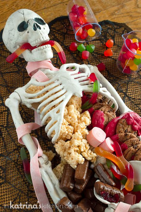 Make this Halloween Dessert Table for your next party. It's quick and easy and it makes for a sweet centerpiece! Creepy Halloween Desserts, 50s Halloween, Snack Halloween, Halloween Dessert Table, Spooky Halloween Desserts, Halloween Brownies, Dessert Halloween, Postres Halloween, Dekorasi Halloween