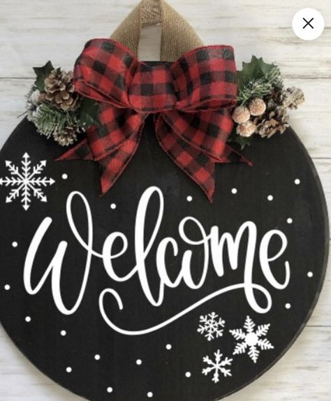 Welcome Sign Front Door Xmas, Metal Christmas Signs Diy, Welcome Winter Sign, Christmas Welcome Signs Round, Round Winter Signs, Welcome Sign Front Door Christmas, Winter Welcome Sign Front Door, Christmas Front Door Sign, Winter Round Wood Signs