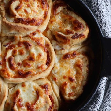 If you are craving something like homemade pizza that's not a regular pizza, try these easy cheesy pepperoni roll ups! Pepperoni Roll Ups, Pepperoni Roll, Rotisserie Chicken Soup, Pumpkin Banana Muffins, Pepperoni Rolls, Pecan Chicken, Easy Sourdough, Lemon Poppyseed Muffins, Pumpkin Banana