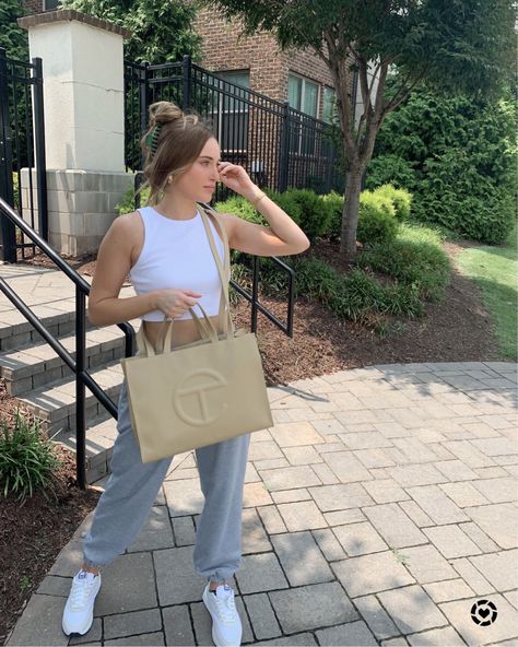 Casual outfit inspiration with a medium telfar bag. Telfer Medium Bag, Telfar Bags Outfit, Medium Telfar Bag Outfit, Telfar Bag Aesthetic, Cream Bag Outfit, Telfar Outfits, Telfar Bags Medium, Telfar Tote Bag, Telfar Bag Medium