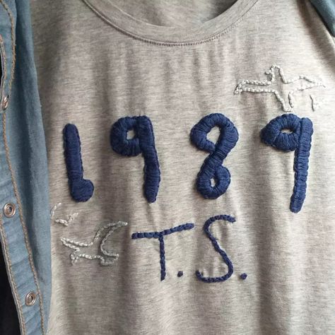 1988 Outfits Taylor Swift, Taylor Swift 1989 Embroidery, Taylor Swift Diy Shoes, Taylor Swift T Shirts Ideas, Taylor Swift Inspired Shirts, Taylor Swift Embroidery Ideas Clothes, Diy Taylor Swift Merch, Taylor Swift Embroidery Pattern, Taylor Swift Tshirt Ideas Diy