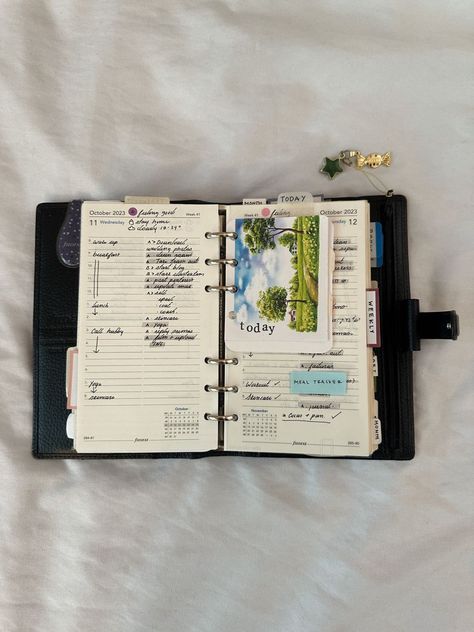 Daily spread in my Filofax diyplannerideas #adhddigitalplanner Yearly Planner Aesthetic, Home Business Aesthetic, How To Use Notebooks, Planner Organization Aesthetic, Busy Schedule Aesthetic, Filofax Aesthetic, Passion Planner Weekly Spread, Planner Organization Ideas Layout, Organiser Aesthetic