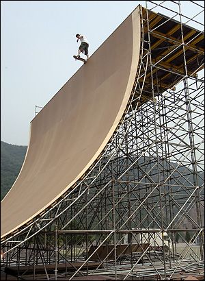 What a BIG ramp!!! Skate Ramps, Skate Ramp, Skateboard Ramps, Road Construction, Skate Park, Skateboard, Gate, Google Search, Wall