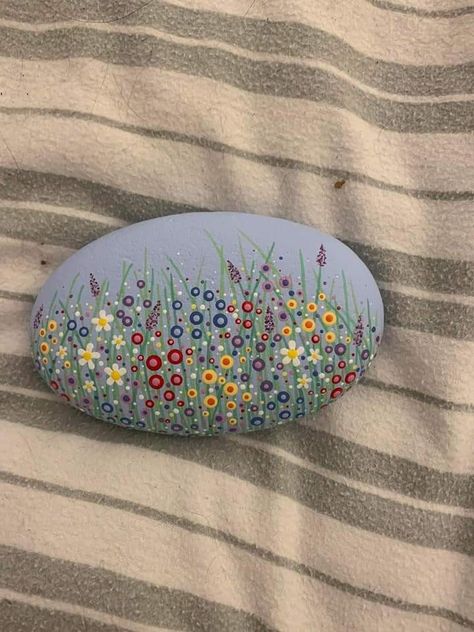 Garden Rock Art, Rock Flowers, Diy Rock Art, Mandala Painted Rocks, Stones Art, Mandala Rock Art, Stone Art Painting, Deco Nature, Painted Rocks Craft