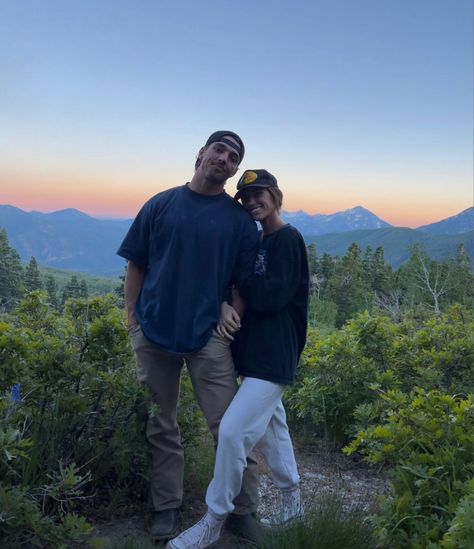 Outdoors Date Outfit, Couple Hike Pictures, Couple Cabin Pictures, Camping Couple Goals, Casual Poses For Couples, Boyfriend Pics Aesthetic, Adventure Couple Aesthetic, Couple Hiking Pictures, Poses To Do With Your Boyfriend