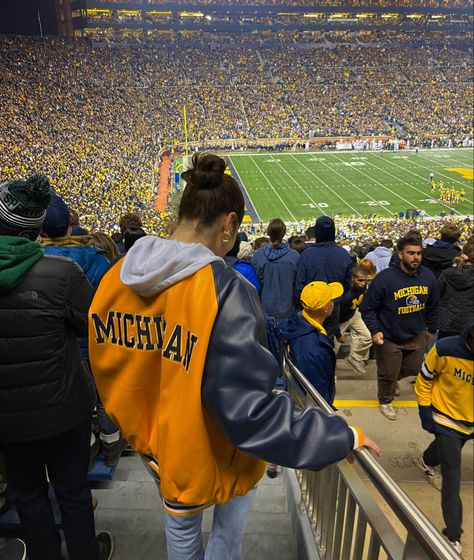 Michigan College Football, University Of Michigan Football Outfits, Michigan Aesthetic Outfits, University Of Michigan Clothes, Fits For Football Games, University Of Michigan Volleyball, Umich Gameday Outfit, U Of Michigan, Michigan College Aesthetic