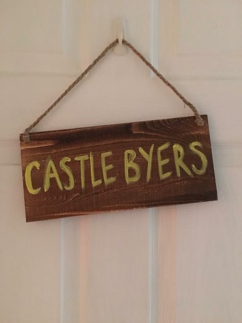 Castle Byers Diy, Diy Stranger Things Crafts, Stranger Things Diy Room Decor, Stranger Things Room Decor Diy, Diy Stranger Things Decor, Stranger Things Decoracion, Stranger Things Diy Decorations, Stranger Things Room Decor, Stranger Things Decoration