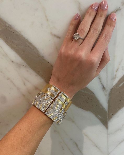 Italian Engagement Ring, Different Engagement Rings, Rosie Hw, Engagement Ring Prices, Super Rich Kids, Wrist Jewelry, Celebrity Engagement Rings, Boss Life, Rosie Huntington