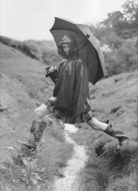 Tim Walker – 958 фотографий Rainy Photoshoot, Tim Walker Photography, Umbrella Photography, Fall Shoot, Mode Editorials, Fashion Umbrella, English Country Style, Tim Walker, Vogue Uk