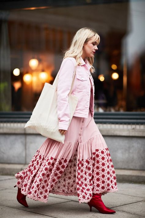 Stuck in a rut? We found all of the best winter outfit ideas in one place—get ready to be obsessed. Oslo Fashion, Pink Dress Outfit, Stockholm Fashion Week, Street Style 2018, Outfits To Copy, Street Style Blog, Winter Outfit Ideas, Campaign Fashion, Scandinavian Fashion