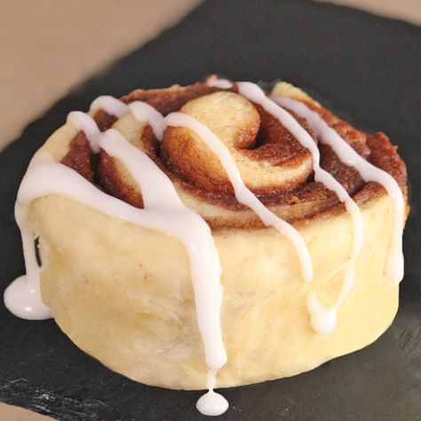 1 MINUTE, ONE CINNAMON ROLL - SINGLE SERVE RECIPE Digestive Cookies, Cheesecake Recipes Classic, Single Serving Recipes, Classic Cheesecake, Cookie Crust, No Bake Cheesecake, Single Serve, Mug Cake, Vegetarian Cheese