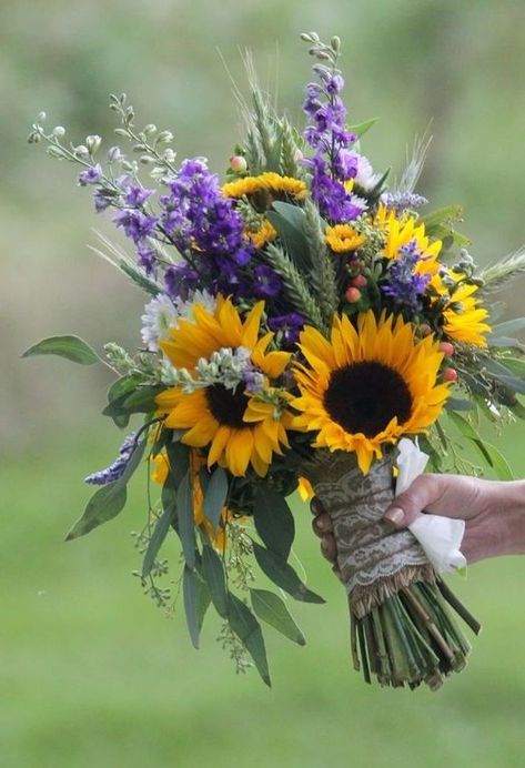 Purple Arrangements, Pictures With Sunflowers, Yellow Wedding Centerpieces, Sunflower And Lavender, Sunflower Wedding Ideas, Sunflower Wedding Centerpieces, Bright Wedding Bouquet, Summer Wedding Centerpieces, Summer Wedding Floral