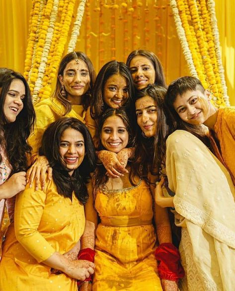 Himadri Patel, Sibling Photoshoot Ideas, Wedding Photography Ideas Poses, Haldi Photography Ideas, Ethnic Poses, Haldi Poses For Bride, Photos With Bridesmaids, Sibling Photoshoot, Haldi Photoshoot