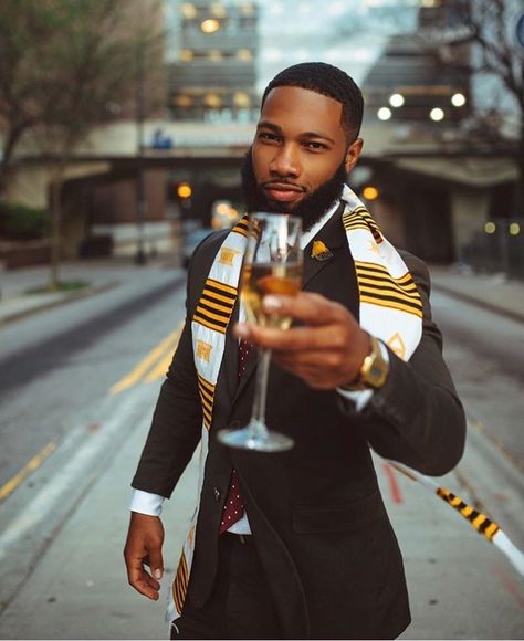 Holy Grail Graduation Photography Men, Male Graduation Pictures, Men Graduation Outfit, Graduation Shoot Ideas, Male Graduation, Graduation Outfit College, Graduation Pic Ideas, College Graduation Pictures Poses, College Graduation Photoshoot