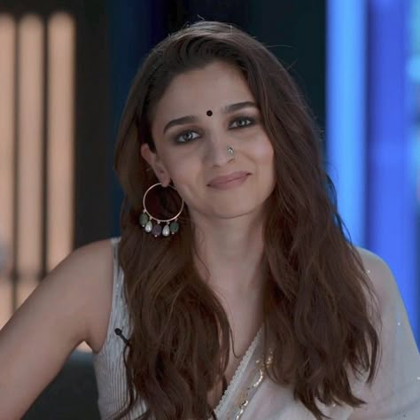 Rani Alia Bhatt, Alia Bhatt Hair, Alya Bhatt, Alia Bhatt Saree, Business Woman Quotes, Alia Bhatt Photoshoot, Saree Looks, Saree Poses, Desi Fashion Casual