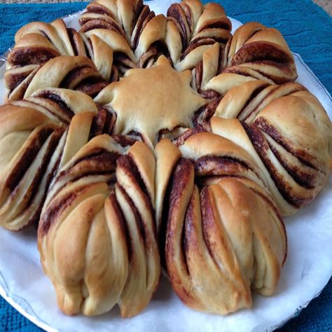 Nutella® Brioche Star Recipe Christmas Food Party Ideas, Christmas Food Party, Nutella Brioche, Christmas Day Breakfast, Holiday Treat Ideas, Chocolate Brioche, Star Bread, Food Party Ideas, Bake Something