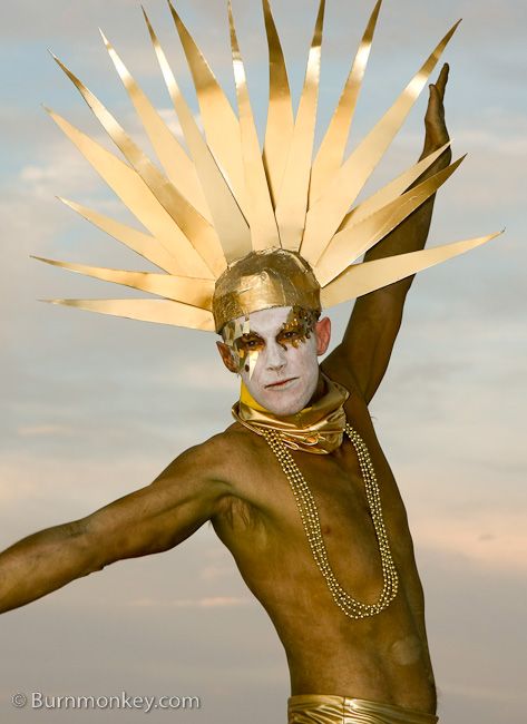 Burning Man Fever! #music #edm #costumes #burningman Splore Costumes, Hallowing Costumes, Burning Man People, King Cap, Africa Burn, Feather Costume, Burning Man Style, Afrika Burn, Burning Man Art