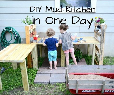 Make a mud kitchen with pallets and a sink, too! This easy DIY takes just one day. Your kids will love playing in their new outdoor kitchen for kids! Outdoor Provocations, Tinker Space, Daycare Playground, Messy Activities, Patio Chico, Mud Play, Mud Kitchen For Kids, Garden Bench Plans, Play Area Backyard