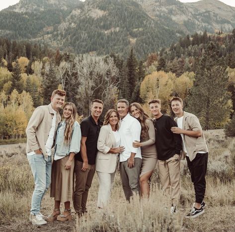 Black Gray Tan Family Photos, Black Gray Tan White Family Pictures, Family Picture Outfits Adults, Family Photo Outfits Large Group, Family Photoshoot Fall Poses, Black And Neutral Family Photo Outfits, Family Pictures Backyard, Fall Family Group Photos, Neutral Lifestyle Photography