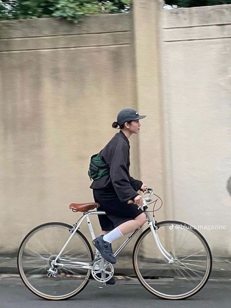 Person On Bike, Commuter Bike Style, Urban Bike Style, Normcore Outfits, 일본 패션, Biking Outfit, City Boy, Chill Fits, Bike Style