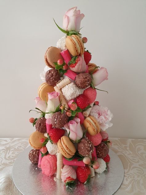 Macaroon Tower Diy, Dessert Tower Ideas, Macaroon Birthday Cake, Profiterole Tower, Candy Tower, Cookie Tower, Macaroon Tower, Dessert Tower, Mini Cakes Birthday