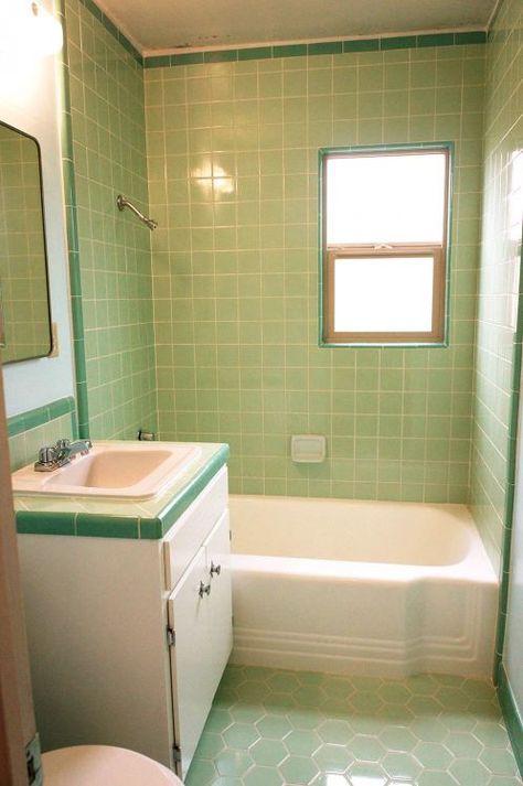 vintage mint green bathroom Green Bathroom Colors, Mint Green Bathrooms, Vintage Sink, Green Tiles, Green Sink, Retro Tiles, Bathroom Paint, Fancy Light, Entertainment Cabinet