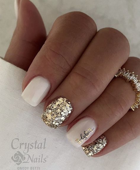 Short Classy Nails With Diamonds, Fancy Wedding Nails For Bride, Gold Finger Nails, Shellac New Years Nails, Cream And Gold Christmas Nails, White And Gold Dip Nails, White With Gold Glitter Nails, Gold And White Nails Short, Trendy Boho Nails