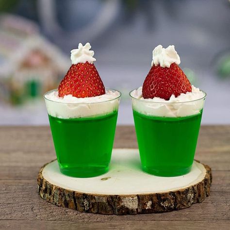 Grinch Themed Appetizers, Grinch Jello Shots, Grinch Jello, Grinch Desserts, Grinch Dinner, Drink Shots, Christmas Cocktail Recipes, Grinchmas Party, Grinch Baby