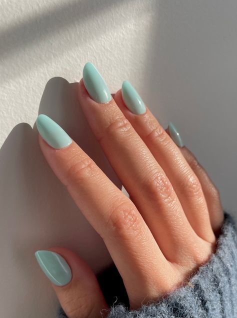 Just like its name, Mint is a light shade of blue with cool mint undertones—the perfect pastel to transition from winter to spring (and even right into summer). Non-damaging gel tabs and brush-on glue included in every box. Paintbox Press Ons are here to elevate your look and change the DIY nail game. Our collection of Ready-to-Wear nails was created at the iconic Paintbox studio in NYC — designed by the tastemakers in nail art and favored by editors and celebrities alike. Seafoam Chrome Nails, Mint Nails Ideas, Sea Foam Green Nails, Light Teal Nails, Mint Blue Nails, Light Blue Gel Nails, Seafoam Green Nails, Cyan Nails, Summer Pastel Nails