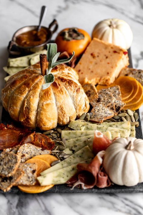 Friendsgiving Baked Brie, Autumn Themed Appetizers, Aesthetic Fall Dinner Party, Pumpkin Cheese Board Ideas, Fall Cheeseboard Ideas, Pumpkin Carving Party Aesthetic, What Order To Cook Thanksgiving Dinner, Fall Inspired Party Food, Nut Board Ideas