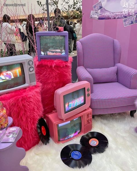 Maximalist Salon Decor, Thrift Store Layout, Pop Up Store Concept, Pink Retro Wallpaper, Funky Bedroom, 20th Bday, Clothing Store Interior, My Boards, Corner Store