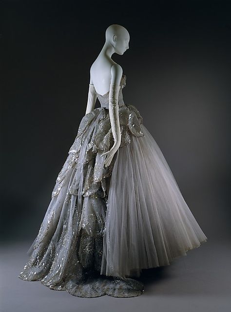 Dior 1953 Dior Gown, Adored Vintage, Dior Vintage, Venus Dresses, Christian Dior Couture, Vintage Gowns, Vintage Couture, Wedding Dress Inspiration, Gorgeous Gowns