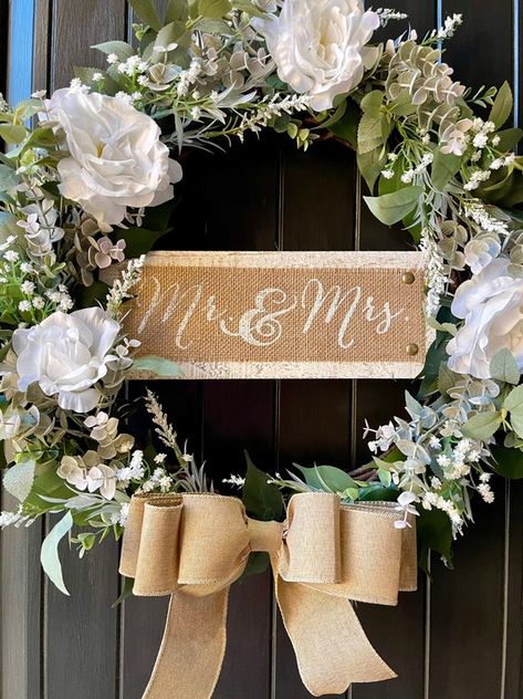 Wedding Wreaths For Door, White Rose And Greenery Wedding, Wedding Wreath Ideas, Wedding Door Decorations, Home Wedding Reception, Wedding Door Wreaths, Green Garden Wedding, Wedding Reception At Home, Wedding Day Decor