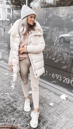 #outfit #outfitinspo #winter #whiteoutfit White Puffer Jacket Outfit, Puffer Coat Outfit, White Winter Jacket, Winter White Outfit, Winter Jacket Outfits, White Puffer Jacket, Cold Fashion, New Look Fashion, Style Parisienne