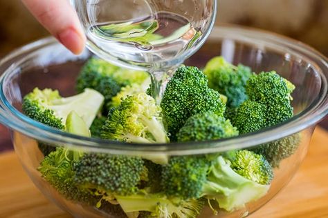 How to Steam Broccoli in the Microwave, a quick step by step tutorial. | #CookingTutorial | #Broccoli | #SideDish | Steaming Broccoli In Microwave, Broccoli Microwave, How To Steam Broccoli, Cooking Fresh Broccoli, Steam Broccoli, Garlic Green Bean Recipes, Healthy Cooking Oils, Microwave Baking, Steam Veggies