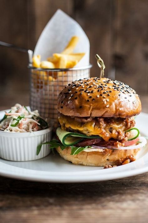 Burger Photography, Gourmet Burgers, Pub Food, Hamburger Recipes, Food Photography Inspiration, Delicious Burgers, Think Food, Food Blogs, Food Presentation