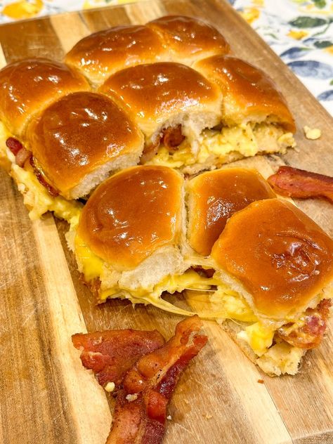 Christmas Breakfast Sliders, Breakfast Sliders Bacon, Hawaiian Bread Breakfast Sliders, Kings Hawaiian Breakfast Sliders, Tailgate Breakfast Ideas, Pillsbury Breakfast Recipes, Breakfast Sliders Recipes, Breakfast Sliders Make Ahead, Make Ahead Breakfast Sliders