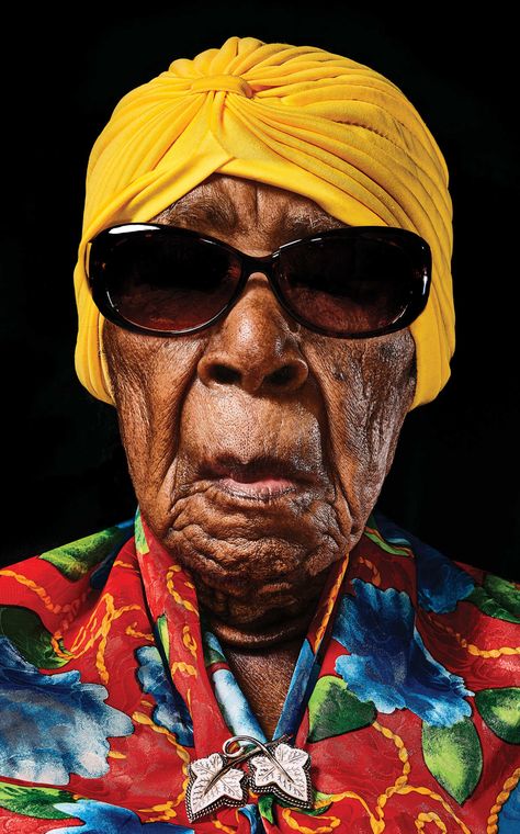 Oldest woman in America is 116 yr old Susannah Mushatt Jones was born in Alabama on July 6, 1899.  Lives in Brooklyn. 얼굴 그리기, Old Faces, Old Person, Old Woman, Varanasi, People Of The World, Interesting Faces, Old Man, On Earth