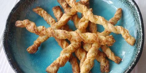 These savoury twists make the perfect nibble with drinks or as an economical treat for the family as a homemade alternative to a bag of crisps. Cheese Straw, Cheese Straws Recipe, British Bake Off Recipes, Shortcrust Pastry Recipes, Timetable Ideas, Paprika Recipes, Study Timetable, Cheese Twists, Cheese Puff Pastry