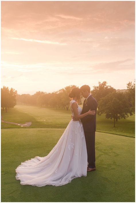 Golf Course Wedding Photography, Wedding Photo Ideas Golf Course, Country Club Wedding Dress, Country Club Wedding Photos, Golf Wedding Photos, Las Vegas Wedding Ceremony, Golf Course Wedding Photos, Wedding Photographer Outfit, Golf Wedding