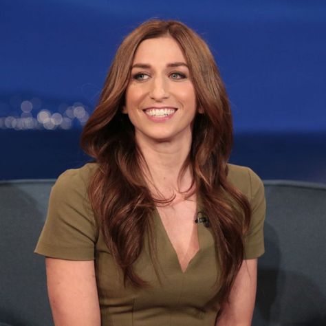 Chelsea Peretti, Unconventional Beauty, Big Nose Beauty, Dark Blue Hair, Famous Actors, Brooklyn 99, Jewish Women, Nose Job, Brooklyn Nine Nine