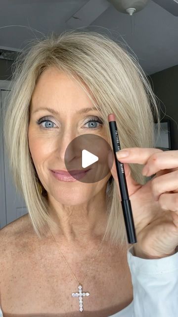 How To Make Your Lips Look Bigger Makeup, How To Use Lip Liner Tutorials, Best Lip Color For Blondes, How To Line Lips To Look Bigger, Lined Lips With Gloss, How To Make Lips Look Bigger, How To Line Your Lips, Lipliner Looks, How To Apply Lip Liner