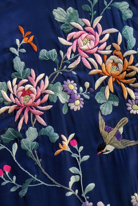 Traditional Kimono With Resham Embroidery, Resham Work Embroidery, Multicolor Kimono With Floral Embroidery, Luxury Floral Embroidery Kimono, Silk Kimono With Floral Embroidery, Vintage Kimono With Floral Embroidery, Chinese Motifs, Winter Embroidery, Simple Hand Embroidery Patterns